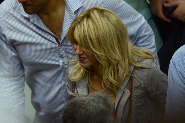 Trung vệ Pique gửi "nụ hôn gió" lên khán đài cho người tình Shakira